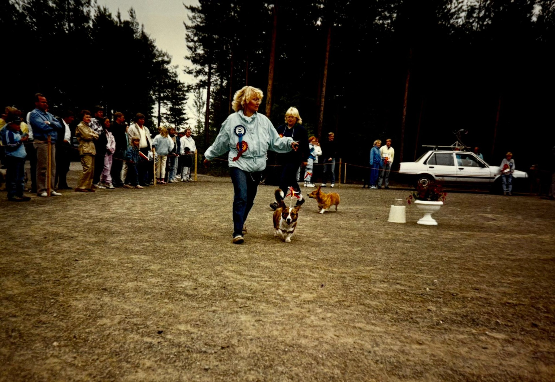 Viivin kanssa näyttelyssä Lieksassa 1988. Tuomarina Esko Nummijärvi.